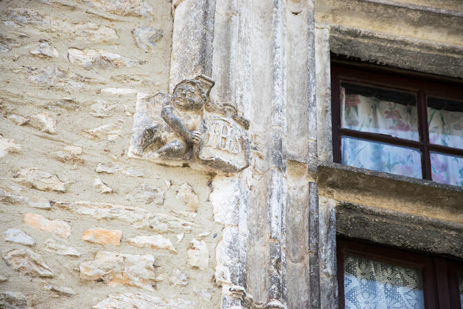 Ange sculpté sur une fenêtre à Saint-Cirq-Lapopie © Lot Tourisme - C. Novello-2.jpg