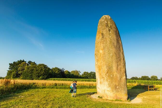 Menhir-du-Champ-Dolent-SBourcier.jpg