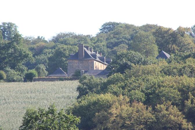 Point-de-vue-sur-le-Manoir-de-la-Fiolais.JPG