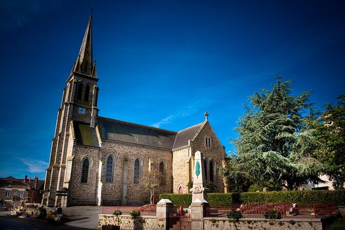 Place-de-l-eglise-Saint-Remy-du-Plain.jpg