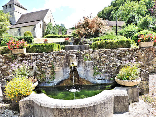 Fontaine sous église.jpg