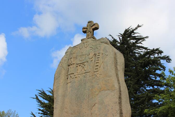 menhir-st-uzec--6-.JPG