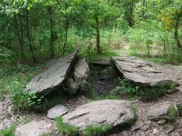 Tombeau-des-Geants-Broceliande.jpg