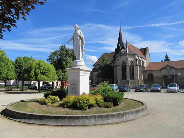 2-3 la Noue Place de la République Eglise St Martin et Vierge@ coll OT Lac du Der.JPG