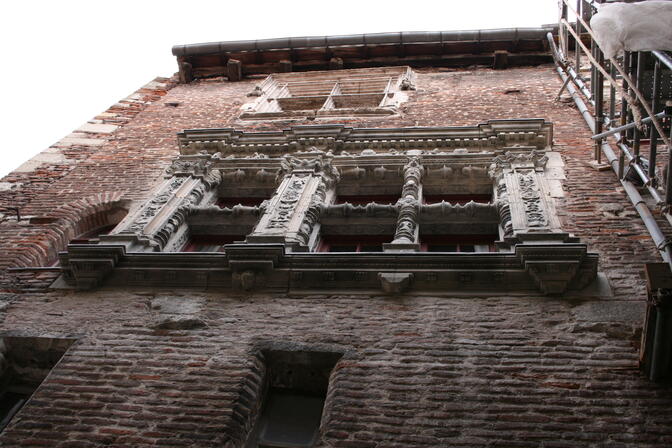 Maison Renaissance rue Bergougnoux détail fenêtres. Photo E.Carrère ville de Cahors.jpg