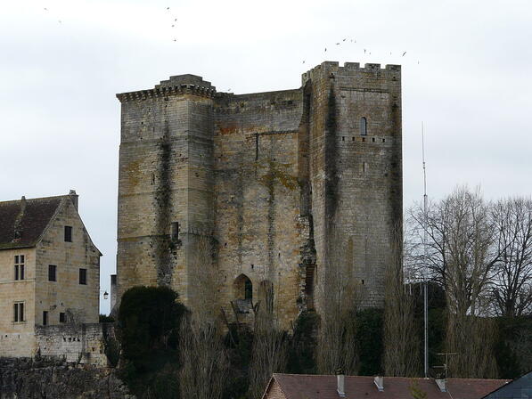 Excideuil-chateau-donjon-.jpeg