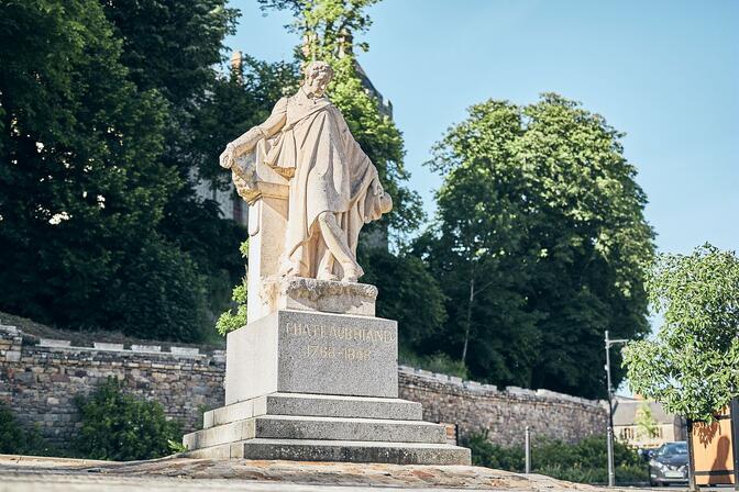 Statue-de-Chateaubriant-Combourg--A-Lamoureux-validite-31102030.jpg