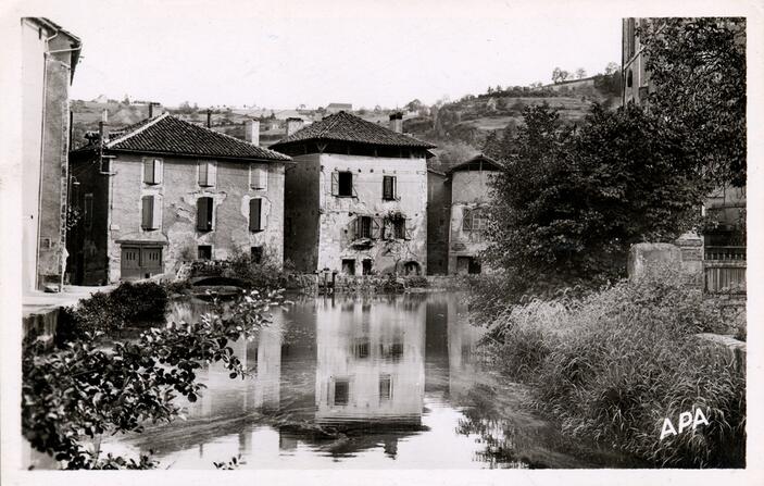 carte postale ancienne place Estang.jpg