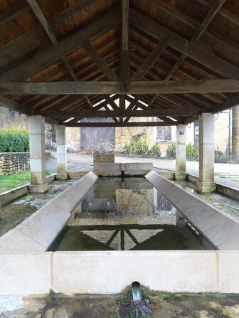 Lavoir Place Naudy 1.JPG