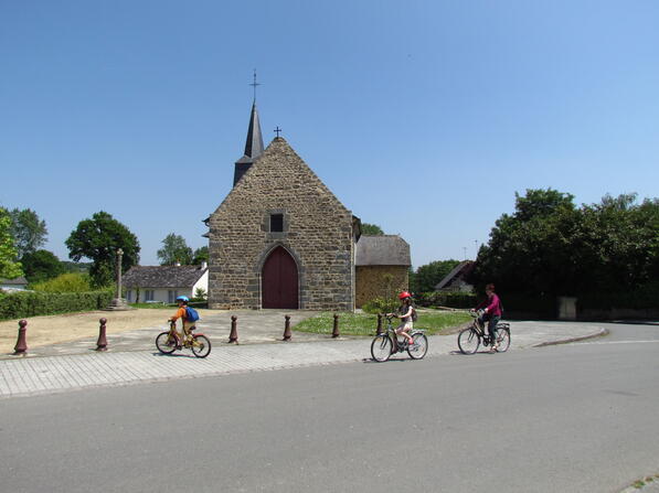 Langouet---chapelle---famille-a-velo3-A.COCHERIE.jpg