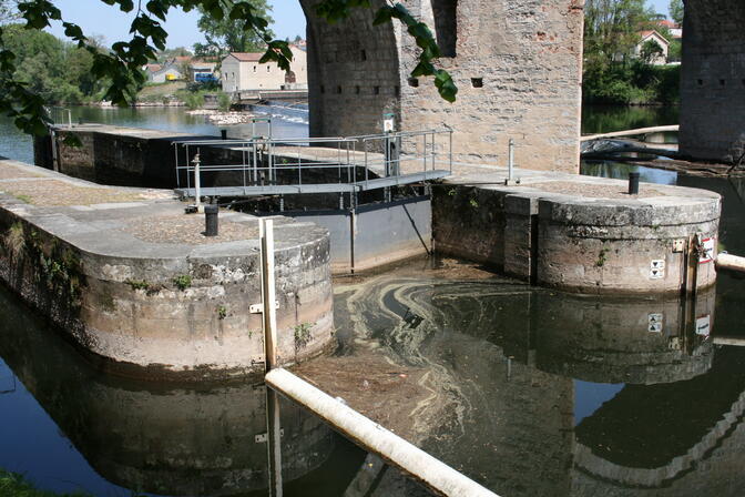 écluse du pont Valentré 3, cl. E.Carrère ville de Cahors.jpg