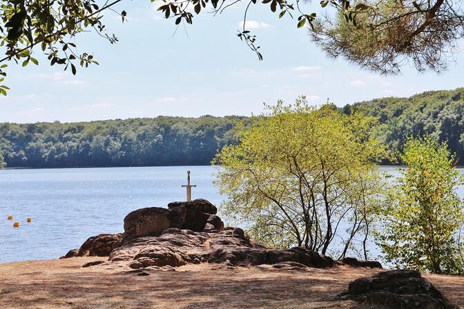 Replique-Excalibur-au-lac-de-Tremelin-Iffendic.JPG