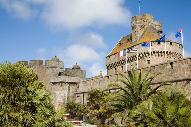 Le-chateau-et-les-drapeaux-vus-du-Jardin-des-Douves----Saint-Malo--Philippe-Josselin.jpg