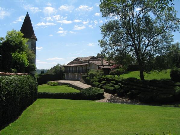 jardin-du-chateau-de-Mauriac-DOUZILLAC-2-2.jpg