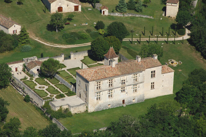 Vue aérienne du Château de  Cieurac--Lot Tourisme-ECAV aviation-Michel Bernard.jpg