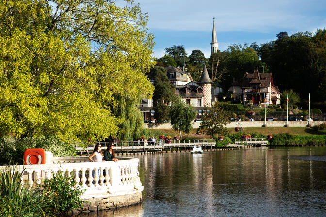 bagnoles-orne-lac-femme-jeune-touriste-6.jpg