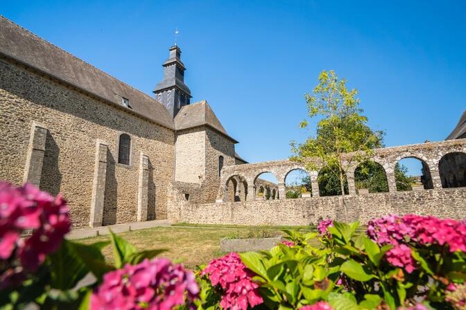 Abbaye-du-Tronchet---Le-Tronchet-Thibault-Poriel-5076-1200px.JPG