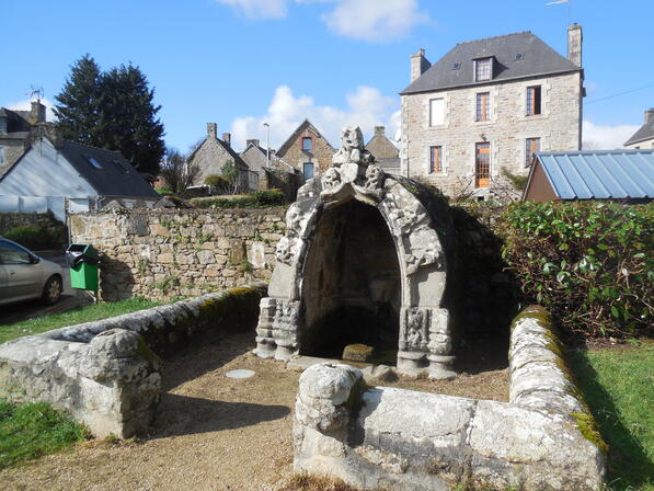 Fontaine-saint-Yves.JPG