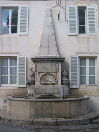 Givry-Fontaine-aux-dauphins-2004-OT.jpg