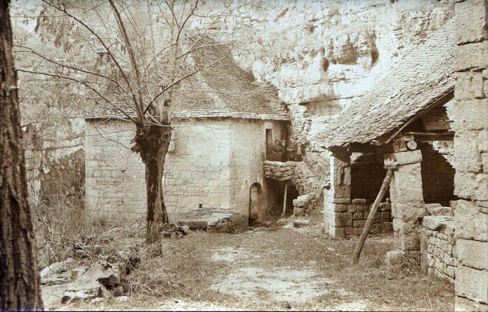 Moulin du Saut avec la famille sur le perron et le fournil encore en bon état©Collection VIALATTE Bernard.jpg