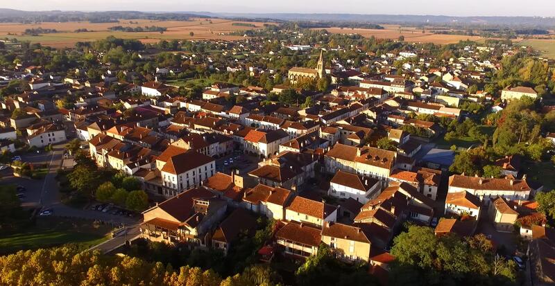 Plaisance place mairie © Laurent Lainé.JPG