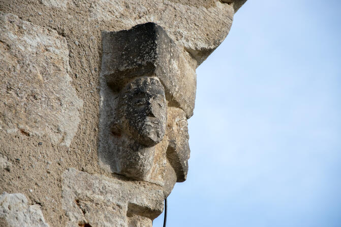 Les 3 corbeaux sculptés à l'angle d'une maison © Lot Tourisme - C. Novello.jpg