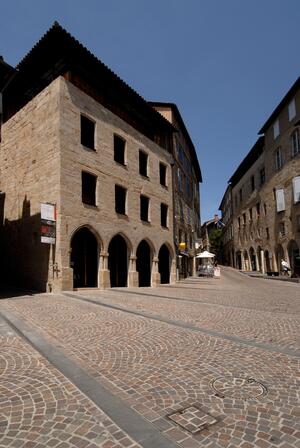 vue générale place Champollion avec musée - photo Claude Postel.jpg