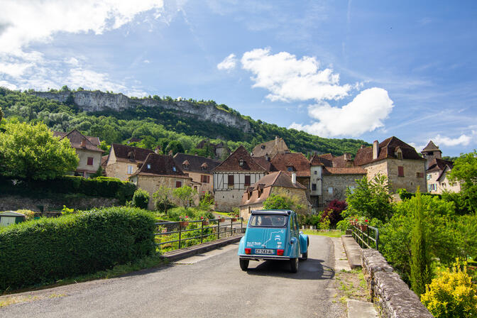 En 2 CV à Autoire © Lot Tourisme - C. Novello 180608-112252.jpg