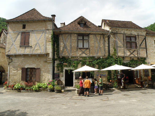 Saint-Cirq-Lapopie_Place_du_Sombral.JPG