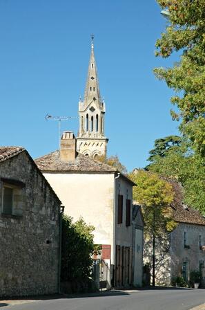 Rue-et-Clocher-Bourg-St-Leon-10-11-04-2.jpg