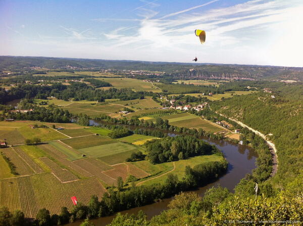 Parapente à Douelle © Lot Tourisme - E. Ruffat 120601-180402_1024x764.jpg