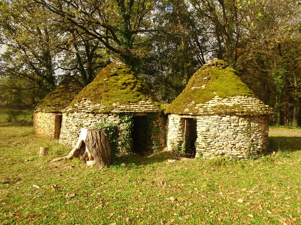 3 cabanes en pierre.JPG