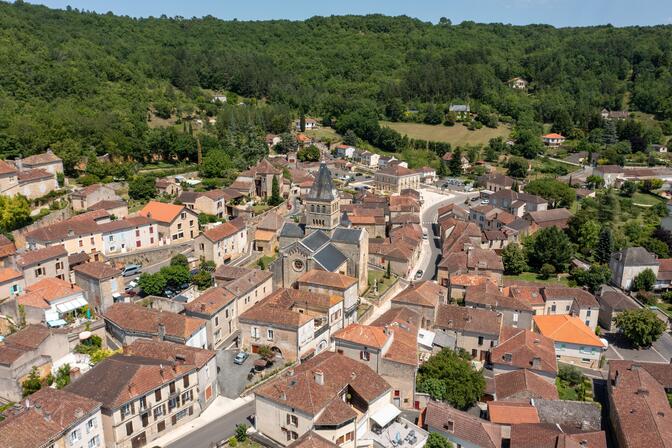 Vue drone du village de Duravel © Lot Tourisme - Cyril Novello 220703-150917.jpg