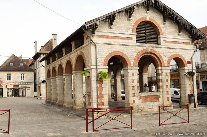 Gramat, place de la halle © Lot Tourisme - A. Leconte 170621-174534_800x532.jpg