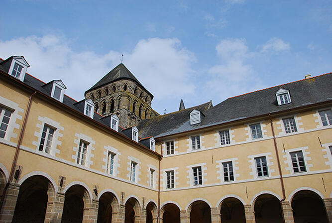 Cloitre-Abbaye-St-Sauveur-2.jpg