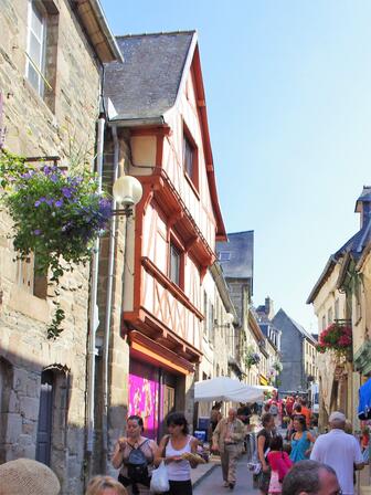 Rue-Cie-Roger-Barbe-le-jour-de-marche-a-Lannion.jpg