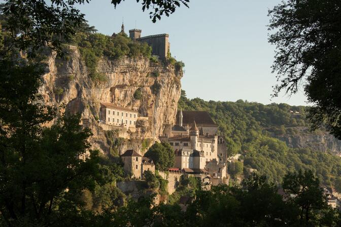 n°4 - Porte du Figuier - Etagement Rocamadour avec remparts et système défensif des sanctuaires ©MalikaTurin-PAH Cauvaldor - Mallette Pédagogique.jpg