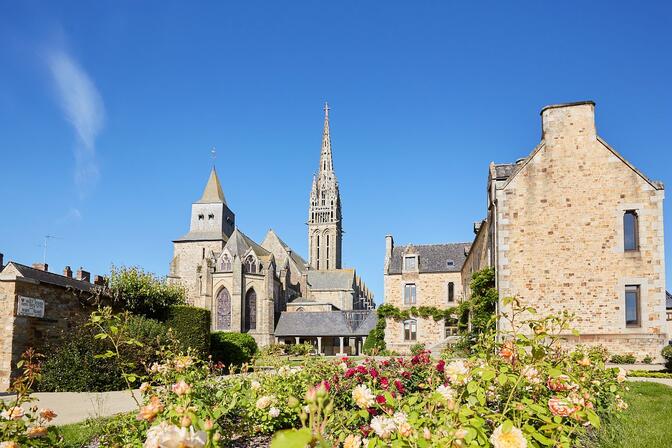 A-la-decouverte-du-patrimoine-de-La-Guerche-de-Bretagne-Vue-autour-de-la-basilique-Notre-Dame-de-La-Guerche---Alexandre-Lamoureux-validite-2030.jpg