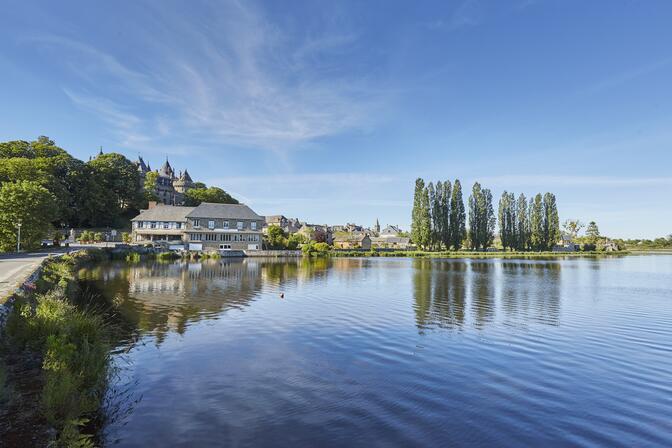 Vue-sur-le-Chateau-depuis-le-lac-Tranquille-Combourg--A-Lamoureux-validite-31102030.jpg