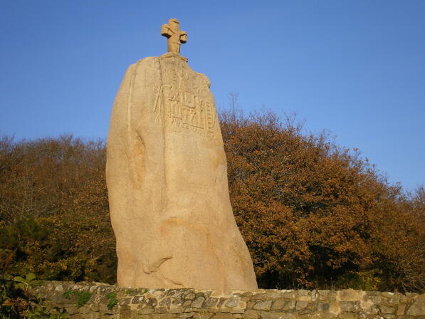 Menhir-de-Saint-Uzec.jpg