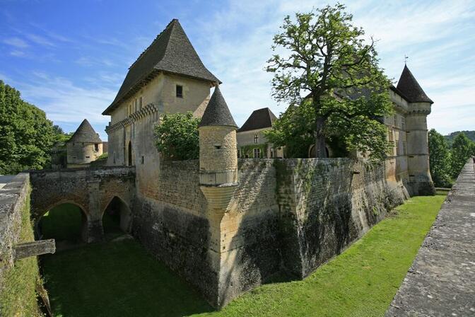 Chateau-de-losse-douves.jpg