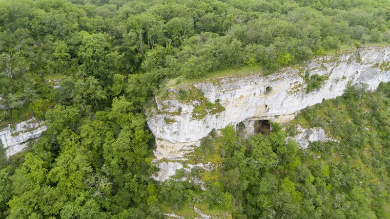 VUE PRINCIPALE_La grotte de Roque-Fumade vue du ciel©Département du Lot.jpg