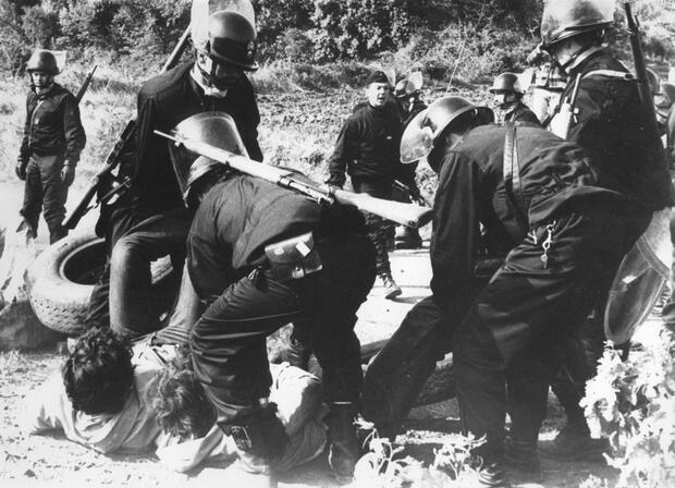 Photo confrontation CRS militants Larzac.jpg