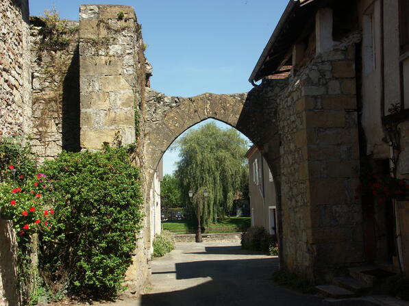 Porte Guierle Bretenoux.JPG