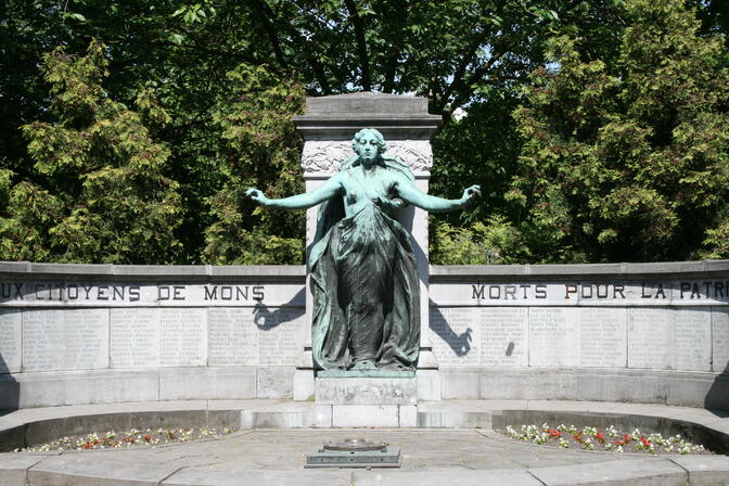 Place-du-parc-monument-aux-morts.JPG