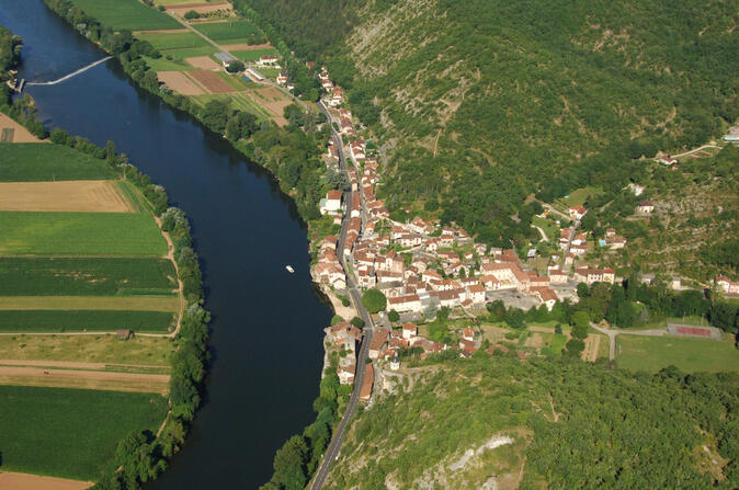 Vue aérienne de Laroque des Arcs--Lot Tourisme-ECAV aviation-Michel Bernard.jpg