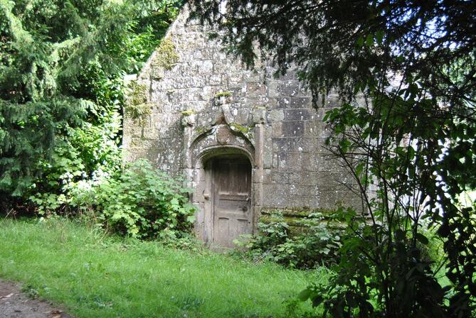 Marche-des-Ch-oteaux---La-petite-chapelle-du-ch-oteau-de-la-Vilette.jpg