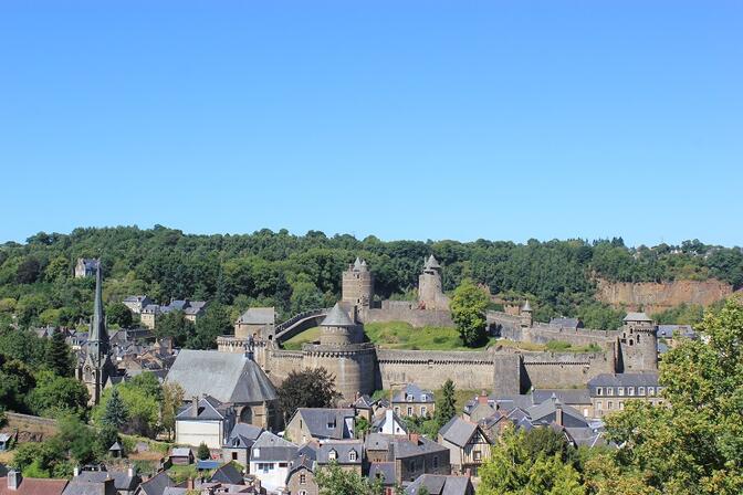 Point-de-vue-sur-le-chateau-depuis-le-jardin-public.JPG