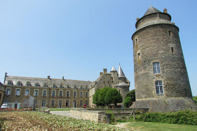 Chateau-fort-de-Chateaugiron.jpg