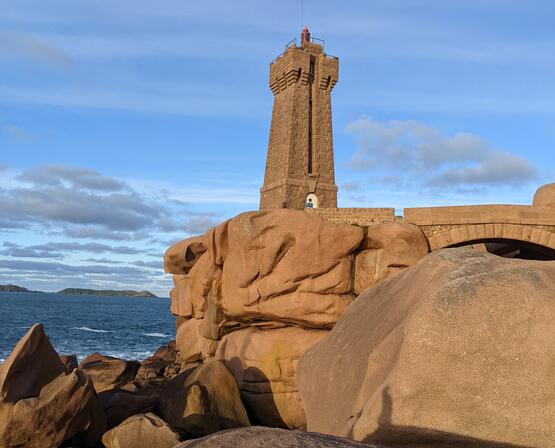 Le-Phare-de-Men-Ruz-a-Ploumanac-h.jpg